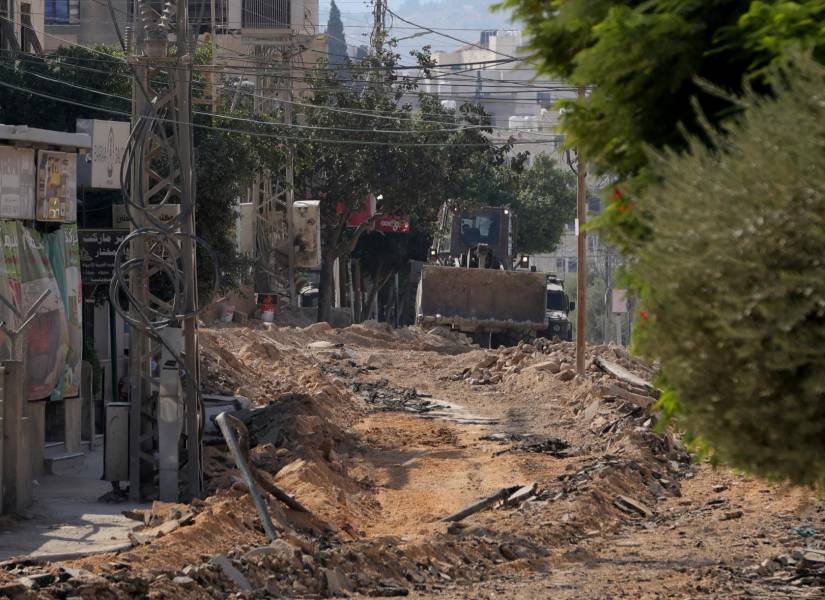 Una excavadora del ejército israelí (Tsahal) remueve tierra en una calle durante una operación en la ciudad cisjordana de Yenín, el 25 de septiembre de 2024.