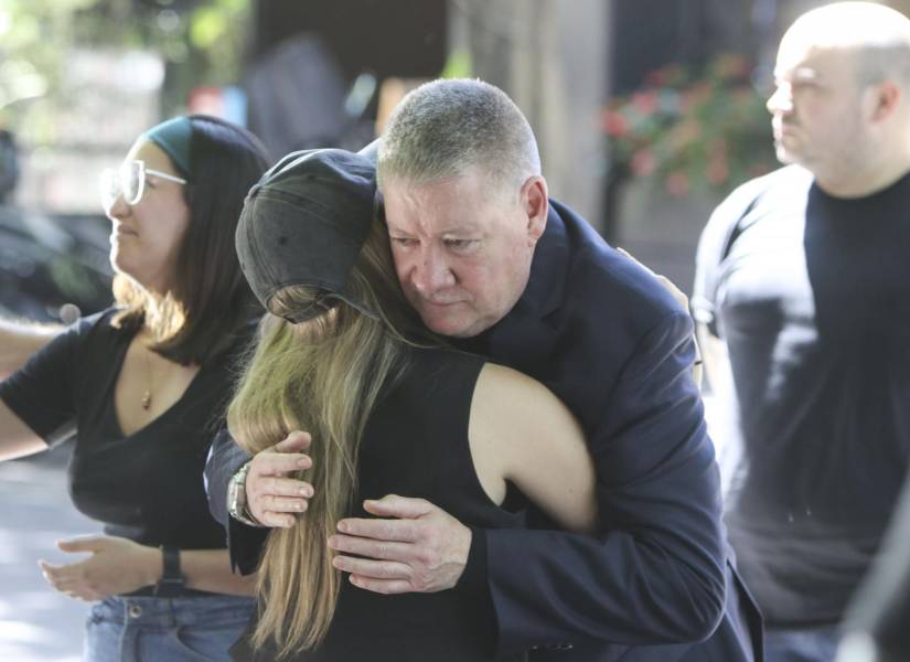 Geoff Payne llegó al Cementerio Británico de Buenos Aires para despedir por última vez a su hijo, Liam. Se mostró visiblemente emocionado al colocar flores rojas en la tumba. Más tarde, visitó el hotel donde Liam falleció, abrazó a algunos fanáticos, encendió una vela y se tomó un momento para ver el monumento callejero que habían instalado los fanáticos. Finalmente, visitó el lugar donde se encontró el cuerpo de su hijo.