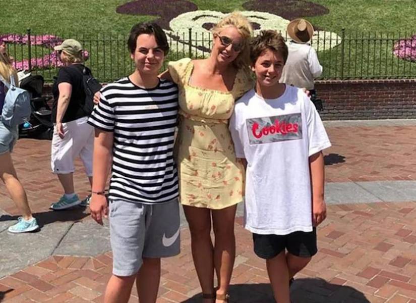 Fotografía de la artista Britney Spears junto a sus hijos