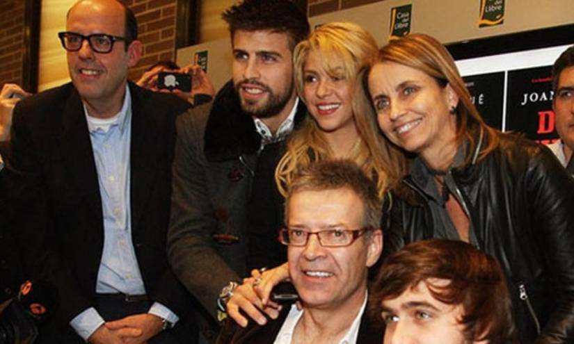 Shakira junto a la familia de Gerard Piqué en una imagen de archivo.