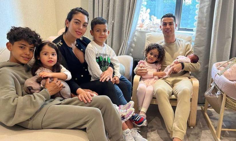 Georgina Rodríguez y Cristiano Ronaldo junto a sus hijos en una imagen de archivo.