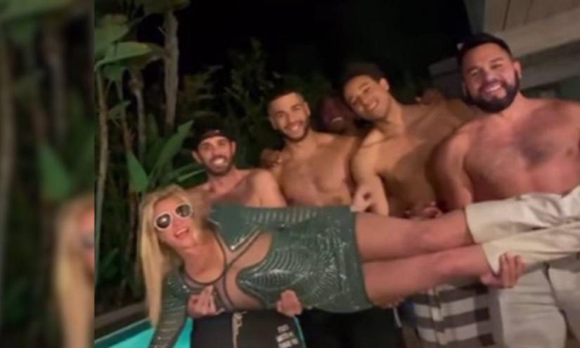 Britney Spears, la reconocida artista pop, divirtiéndose en su fiesta de divorsio junto a cinco hombres, en una imagen de archivo.