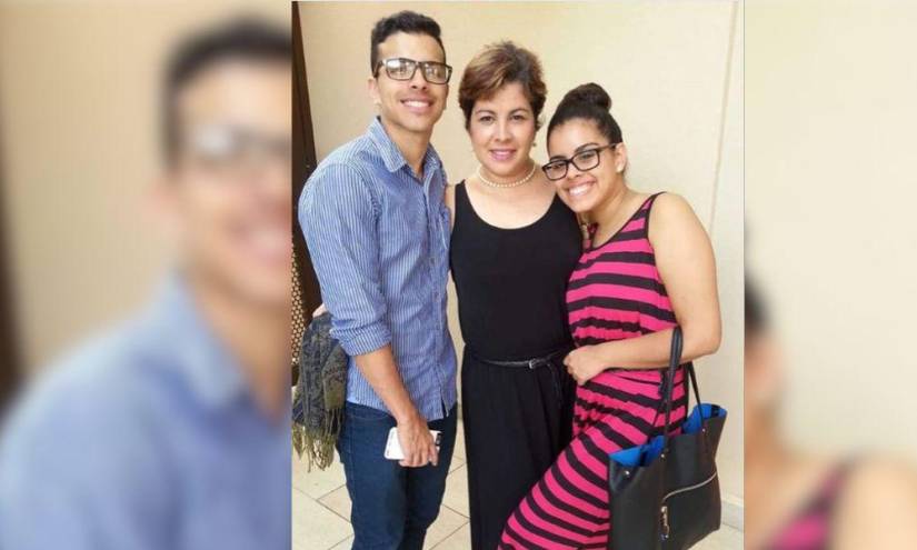 Rauw Alejandro junto a su madre y hermana, Paola, en una imagen de archivo.