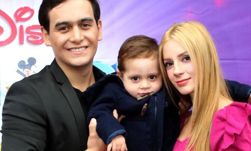 Julián Figuero junto a su hijo y su esposa, Imelda Garza en una imagen de archivo.
