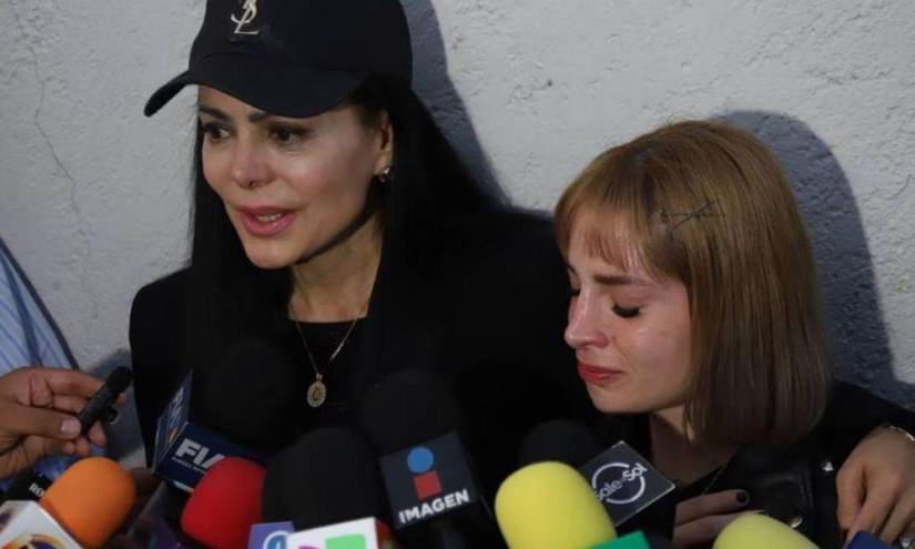 Imelda Garza Tuñón y Maribel Guardia dando declaraciones a medios mexicanos sobre la muerte de Julián Figueroa en una imagen de archivo.