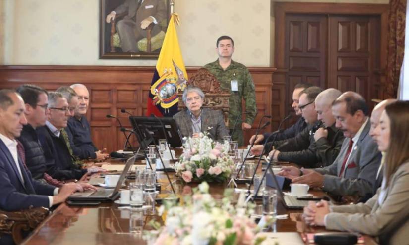 Guillermo Lasso en reunión con el Comité de seguridad.