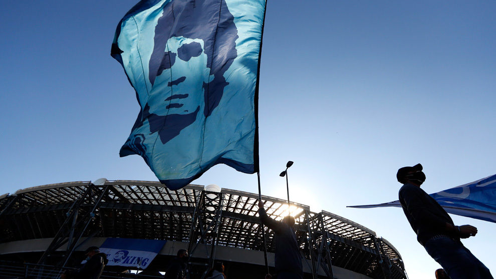 El estadio San Paolo de Nápoles y su hinchada coronan a Maradona como su rey