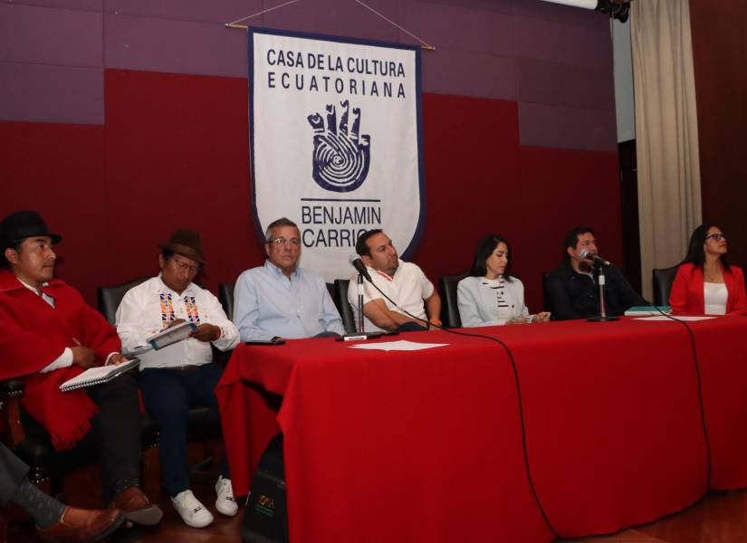 Imagen de este miércoles 31 de julio de 2024. Líderes de organizaciones políticas autodenominadas de izquierda se reunieron en Quito.