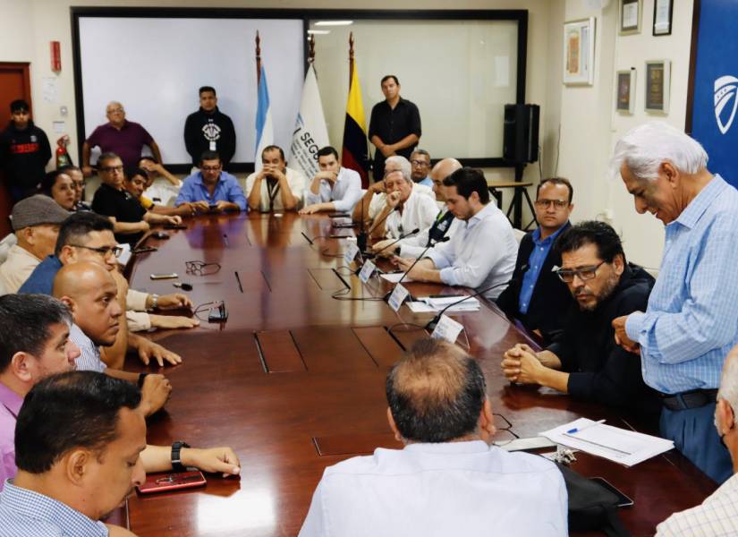 En las instalaciones de Segura EP sí se llevó a cabo una reunión entre altos funcionarios municipales y dirigentes de cooperativas de transporte.