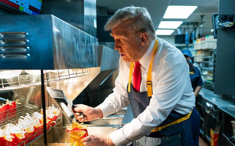 Trump sirviendo papas fritas en un McDonalds.