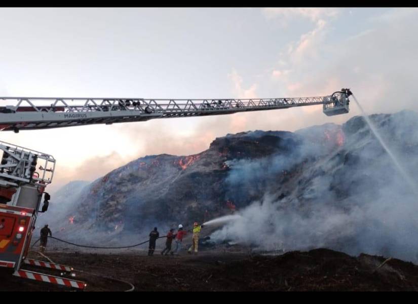 Bomberos trabajan en el control del incendio.