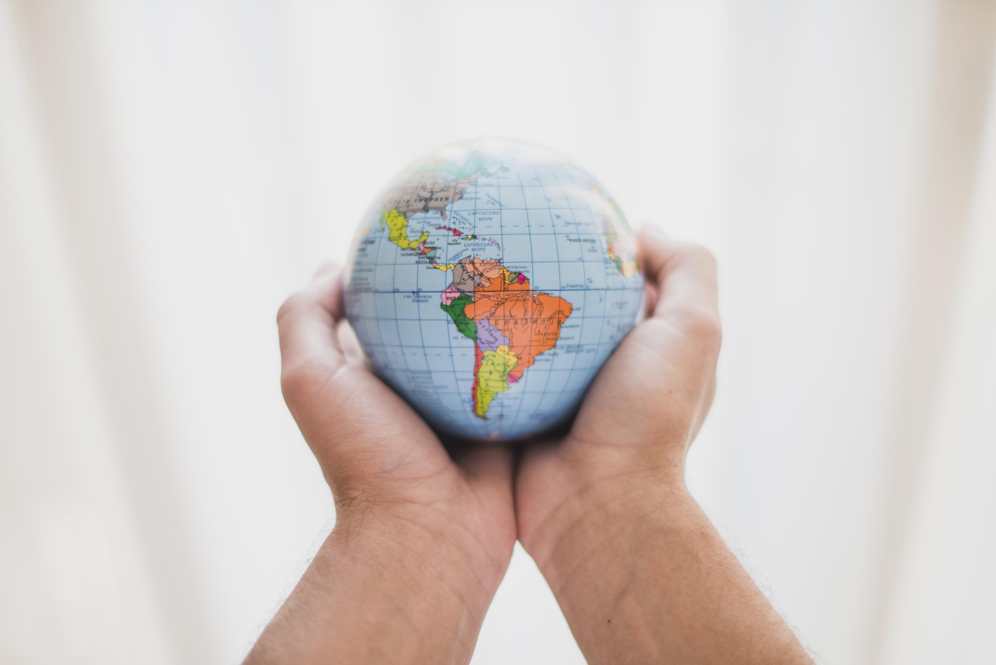 Imagen de un globo terráqueo con América del Sur